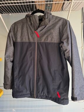 The North Face boys Two-Tone Hooded Jacket. 3 in 1 jacket - Gray/Black